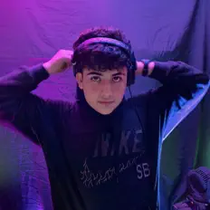 收听 DJSNOWS、观看音乐视频、阅读小传、查看巡演日期等 ！