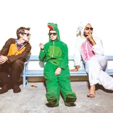 Artist of the Yearを聴いたり、ミュージックビデオを鑑賞したり、経歴やツアー日程などを確認したりしましょう！