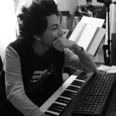 Lucas Valencia सुनें, म्यूज़िक वीडियो देखें, बायो पढ़ें, दौरे की तारीखें और बहुत कुछ देखें!