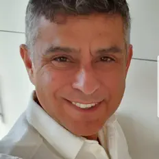 Esteban Ramirezを聴いたり、ミュージックビデオを鑑賞したり、経歴やツアー日程などを確認したりしましょう！