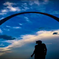 Posłuchaj wykonawcy Gatchi, obejrzyj teledyski, przeczytaj biografię, zobacz daty tras koncertowych i nie tylko!