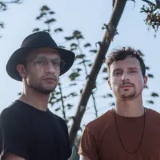 KNTRLを聴いたり、ミュージックビデオを鑑賞したり、経歴やツアー日程などを確認したりしましょう！