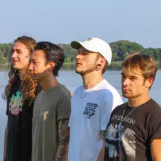 Hör dir Fluorescence an, schau dir Musikvideos an, lies die Biografie, finde Tourdaten und mehr!