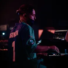 收听 Hotti、观看音乐视频、阅读小传、查看巡演日期等 ！