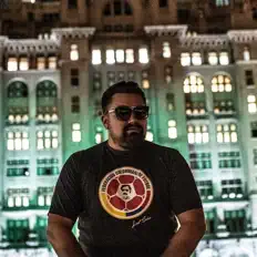 Mikey Deeを聴いたり、ミュージックビデオを鑑賞したり、経歴やツアー日程などを確認したりしましょう！