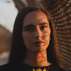 Bri Greenを聴いたり、ミュージックビデオを鑑賞したり、経歴やツアー日程などを確認したりしましょう！