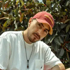 Ouve Pleito, vê vídeos de música, lê a biografia, vê as datas da digressão e muito mais!