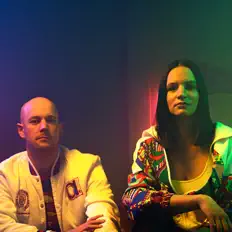 聆聽 Noyoco、觀看音樂影片、閱讀小傳、查看巡演日期等！