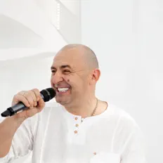 Нико Лаевを聴いたり、ミュージックビデオを鑑賞したり、経歴やツアー日程などを確認したりしましょう！