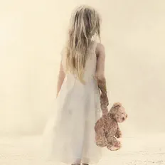 Leaving Echoesを聴いたり、ミュージックビデオを鑑賞したり、経歴やツアー日程などを確認したりしましょう！