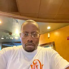 Poslechněte si interpreta Donnemeeco, sledujte hudební videa, přečtěte si životopis, podívejte se na data turné a další informace.