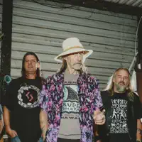 Hör dir undefined an, schau dir Musikvideos an, lies die Biografie, finde Tourdaten und mehr!