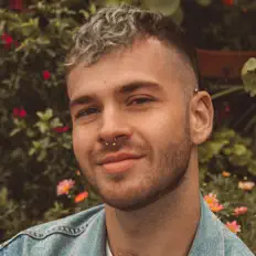 聆聽 Odus Moore、觀看音樂影片、閱讀小傳、查看巡演日期等！