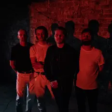 Ouve Swears, vê vídeos de música, lê a biografia, vê as datas da digressão e muito mais!