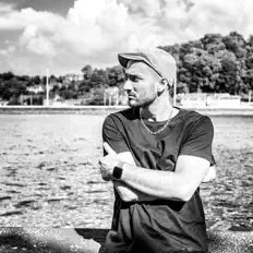 Ouve Kriza, vê vídeos de música, lê a biografia, vê as datas da digressão e muito mais!