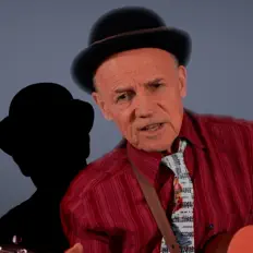 收听 Englishman in Berlin、观看音乐视频、阅读小传、查看巡演日期等 ！