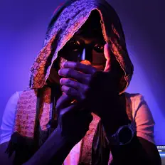 O.M.Sを聴いたり、ミュージックビデオを鑑賞したり、経歴やツアー日程などを確認したりしましょう！