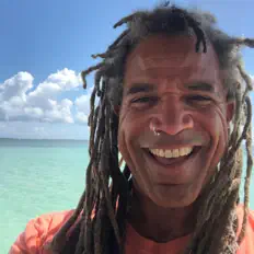 Bing Futchを聴いたり、ミュージックビデオを鑑賞したり、経歴やツアー日程などを確認したりしましょう！