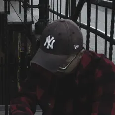 Eastwest सुनें, म्यूज़िक वीडियो देखें, बायो पढ़ें, दौरे की तारीखें और बहुत कुछ देखें!