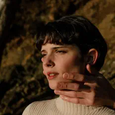 聆聽 Olor、觀看音樂影片、閱讀小傳、查看巡演日期等！