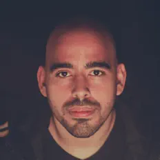 Chris Ovidを聴いたり、ミュージックビデオを鑑賞したり、経歴やツアー日程などを確認したりしましょう！