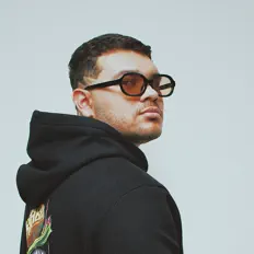Poslechněte si interpreta Juancho, sledujte hudební videa, přečtěte si životopis, podívejte se na data turné a další informace.