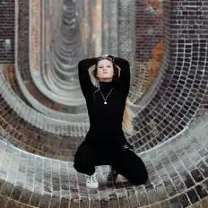 Bow을(를) 듣고, 뮤직 비디오를 보고, 약력을 읽고, 투어 일정 등을 확인하세요!