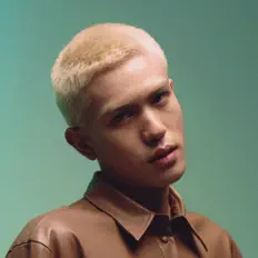 Julian Jacobを聴いたり、ミュージックビデオを鑑賞したり、経歴やツアー日程などを確認したりしましょう！