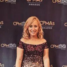 Corina Roseを聴いたり、ミュージックビデオを鑑賞したり、経歴やツアー日程などを確認したりしましょう！