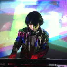 收听 charlot、观看音乐视频、阅读小传、查看巡演日期等 ！