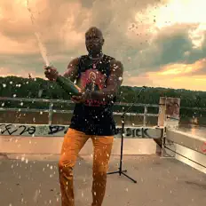 Poslechněte si interpreta AirlineJay, sledujte hudební videa, přečtěte si životopis, podívejte se na data turné a další informace.