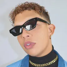 Eriosを聴いたり、ミュージックビデオを鑑賞したり、経歴やツアー日程などを確認したりしましょう！