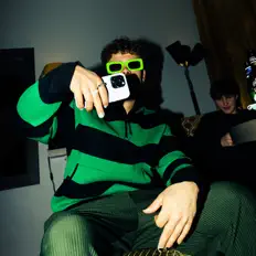 Poslechněte si interpreta AD, sledujte hudební videa, přečtěte si životopis, podívejte se na data turné a další informace.