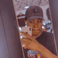 Lil Dreamsを聴いたり、ミュージックビデオを鑑賞したり、経歴やツアー日程などを確認したりしましょう！