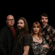 收听 Mulberry Sky、观看音乐视频、阅读小传、查看巡演日期等 ！