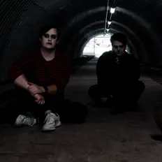 聆聽 Cross Your Fingers、觀看音樂影片、閱讀小傳、查看巡演日期等！