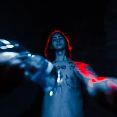 Иисукаを聴いたり、ミュージックビデオを鑑賞したり、経歴やツアー日程などを確認したりしましょう！