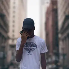 聆聽 Avrell、觀看音樂影片、閱讀小傳、查看巡演日期等！