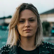 Poslechněte si interpreta Alexia Hiret, sledujte hudební videa, přečtěte si životopis, podívejte se na data turné a další informace.