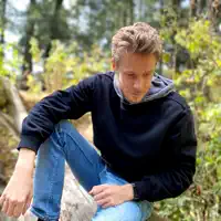 Luister naar undefined, bekijk muziekvideo's, lees de bio, bekijk de tourdata, en meer!