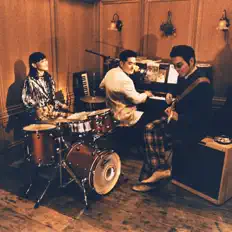 Poslechněte si interpreta THE THROTTLE, sledujte hudební videa, přečtěte si životopis, podívejte se na data turné a další informace.