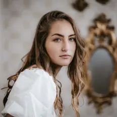 Ouve Mireia, vê vídeos de música, lê a biografia, vê as datas da digressão e muito mais!