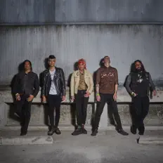 Luister naar The Fiends!, bekijk muziekvideo's, lees de bio, bekijk de tourdata, en meer!