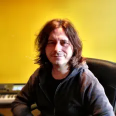 Julian Butlerを聴いたり、ミュージックビデオを鑑賞したり、経歴やツアー日程などを確認したりしましょう！