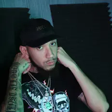 Dengarkan Reddz, tonton video musik, baca bio, lihat tanggal tur & lainnya!