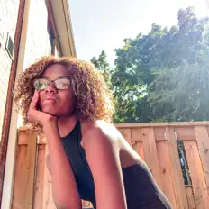 Poslechněte si interpreta Sheenique B, sledujte hudební videa, přečtěte si životopis, podívejte se na data turné a další informace.