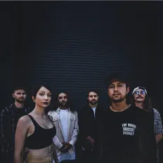 聆聽 Saviour、觀看音樂影片、閱讀小傳、查看巡演日期等！
