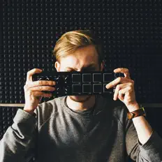 Hör dir Iwic an, schau dir Musikvideos an, lies die Biografie, finde Tourdaten und mehr!