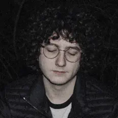 Escucha a Idiot, mira videos musicales, lee su biografía, consulta las fechas de las gira y más.