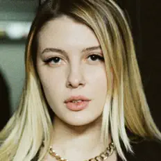 Dengarkan aiWa, tonton video musik, baca bio, lihat tanggal tur & lainnya!